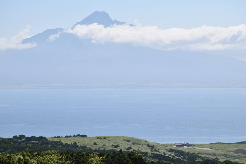 礼文島から望む利尻島