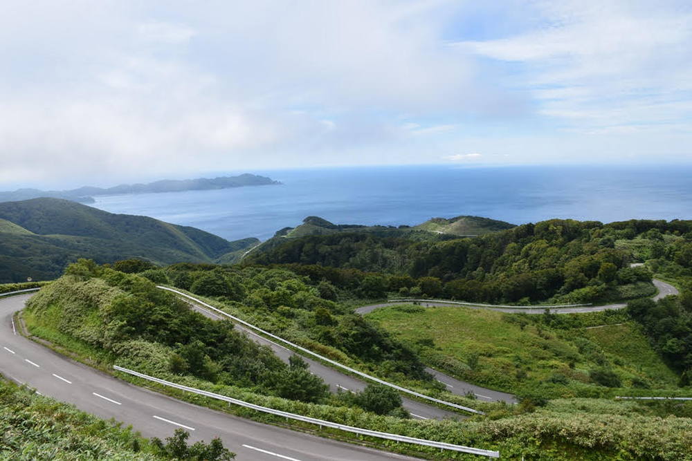 龍泊ラインの向こうに広がる海