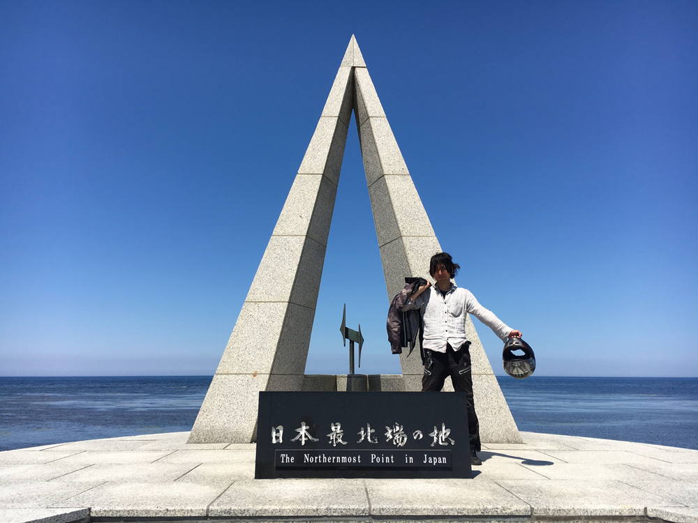 日本最北端の地で記念撮影 半田貴大さん