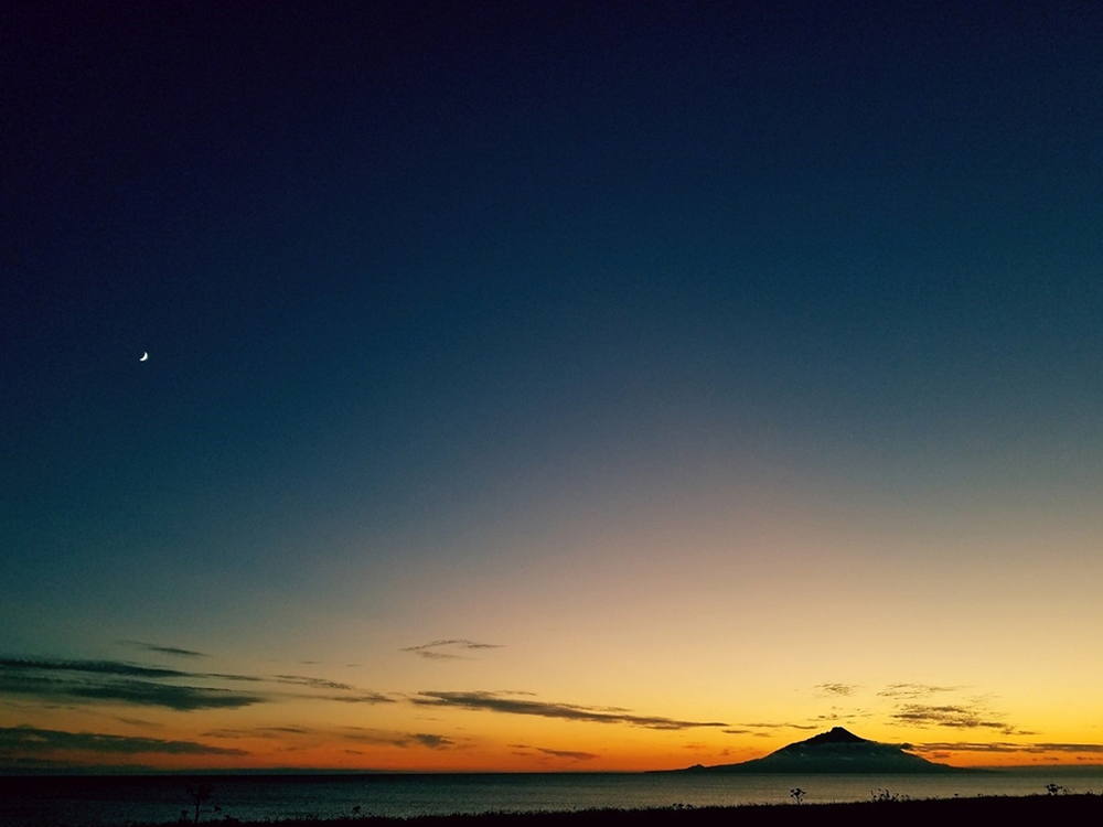 美しい夕日の海に浮かぶ利尻島
