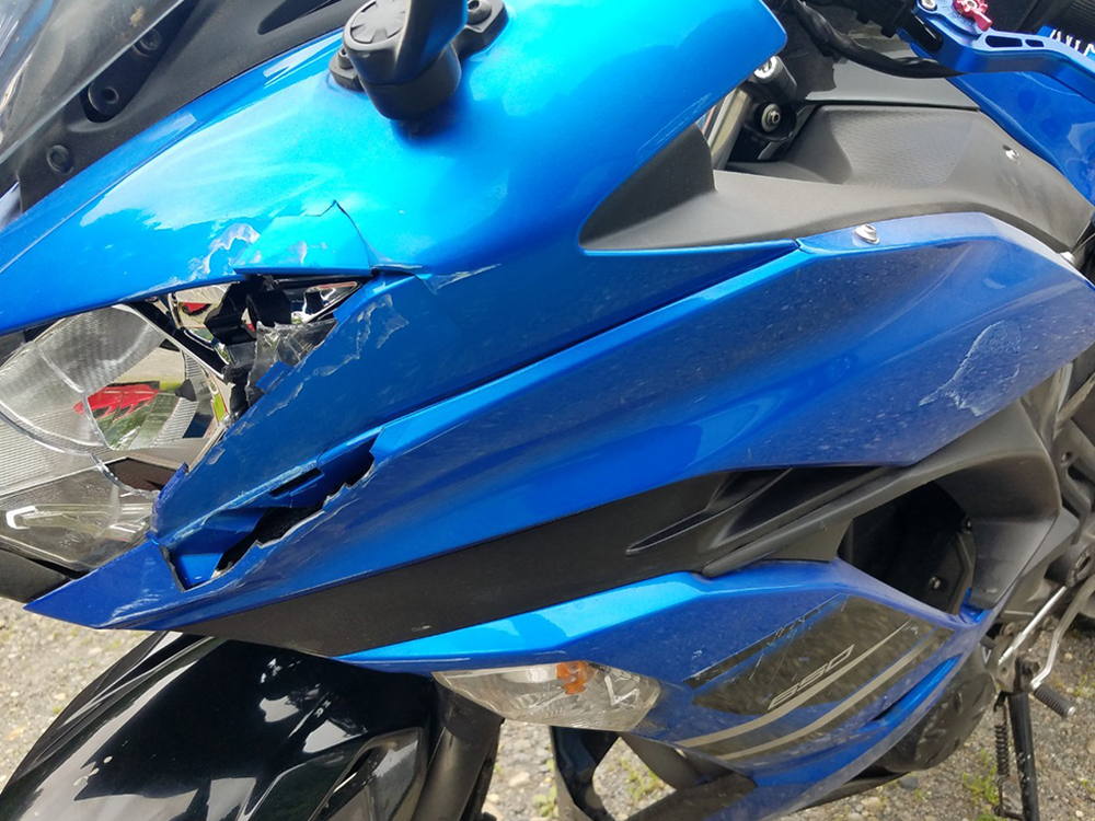 転倒してダメージを受けたNinja650のカウル