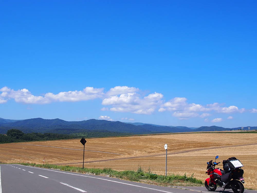 グロム北海道の大地に立つ