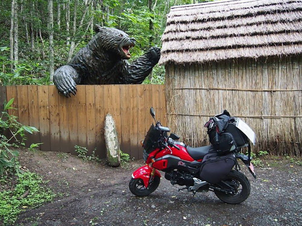 木彫りの熊に襲われそうになっているグロム