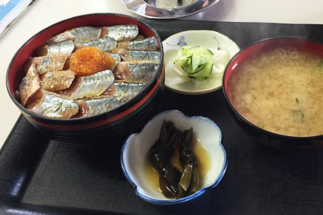 「根室鈴木食堂のサンマ丼」