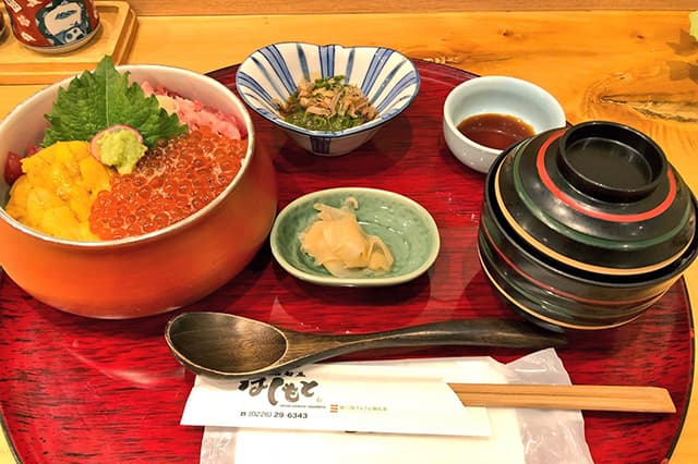 南三陸のさんさん商店街で食べた海鮮丼