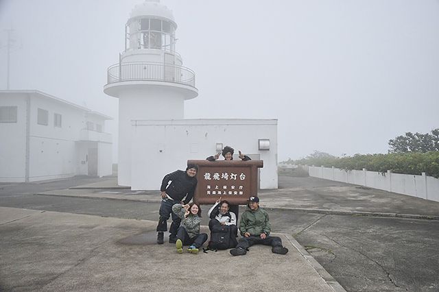出会った旅人たちと竜飛埼灯台で記念撮影