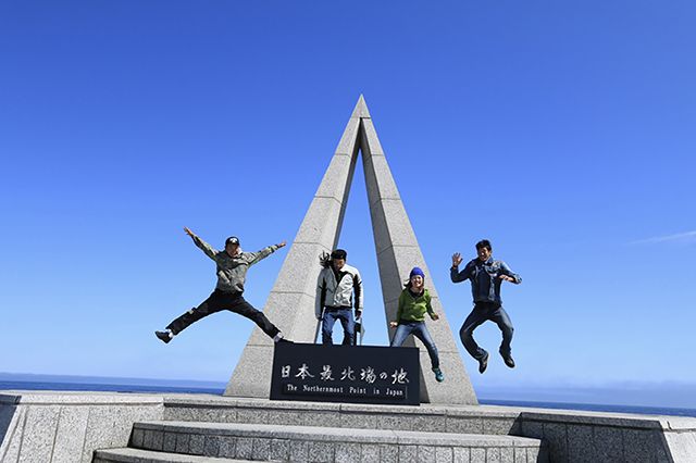 旅人一緒に最北端の宗谷岬でジャンプ！