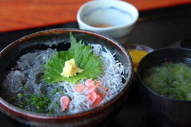 江の島 貝作の二色丼