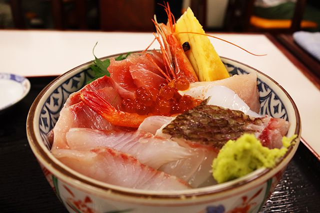 小田原「魚市場食堂」の海鮮丼