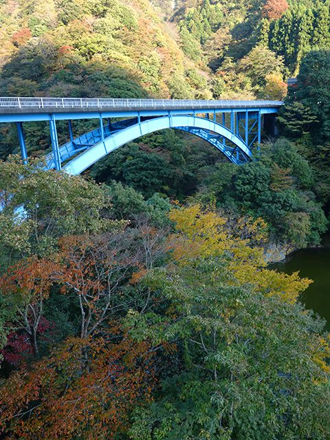 カラフルな山々