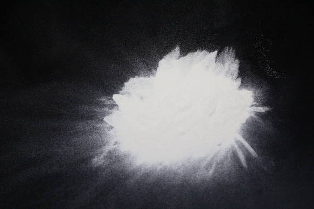TZR250ホイールに吹きかけるパウダー状の粉