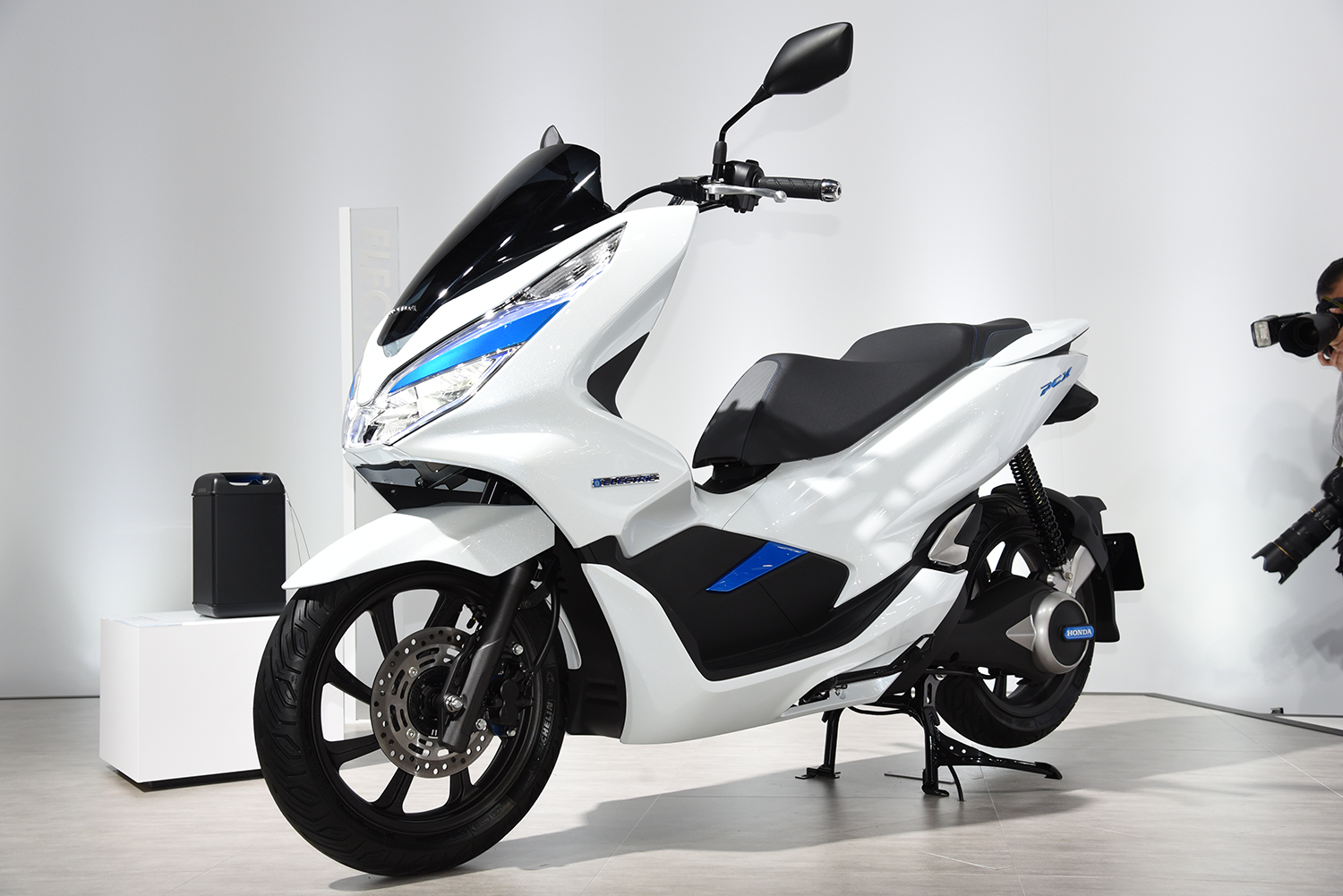 PCX ELECTRIC_01