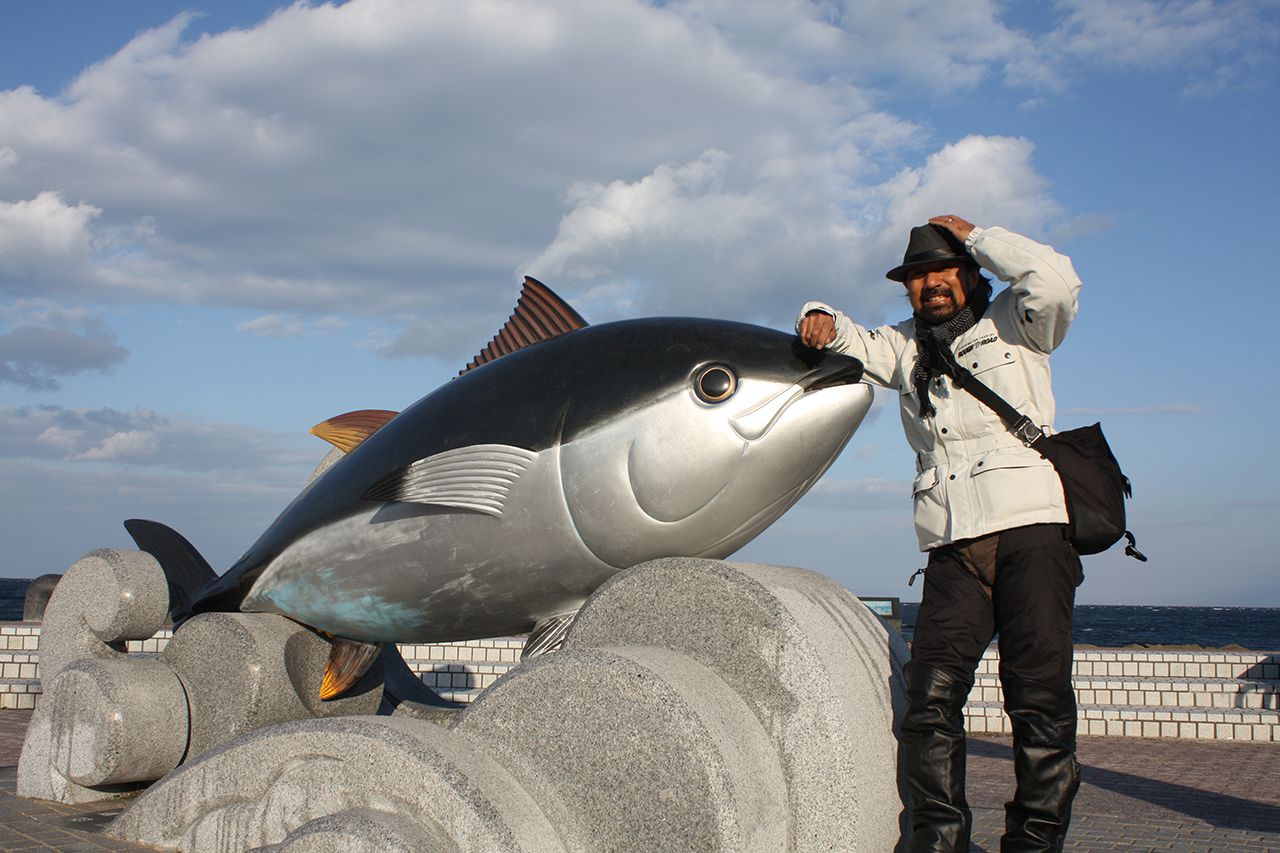 マグロの巨大像