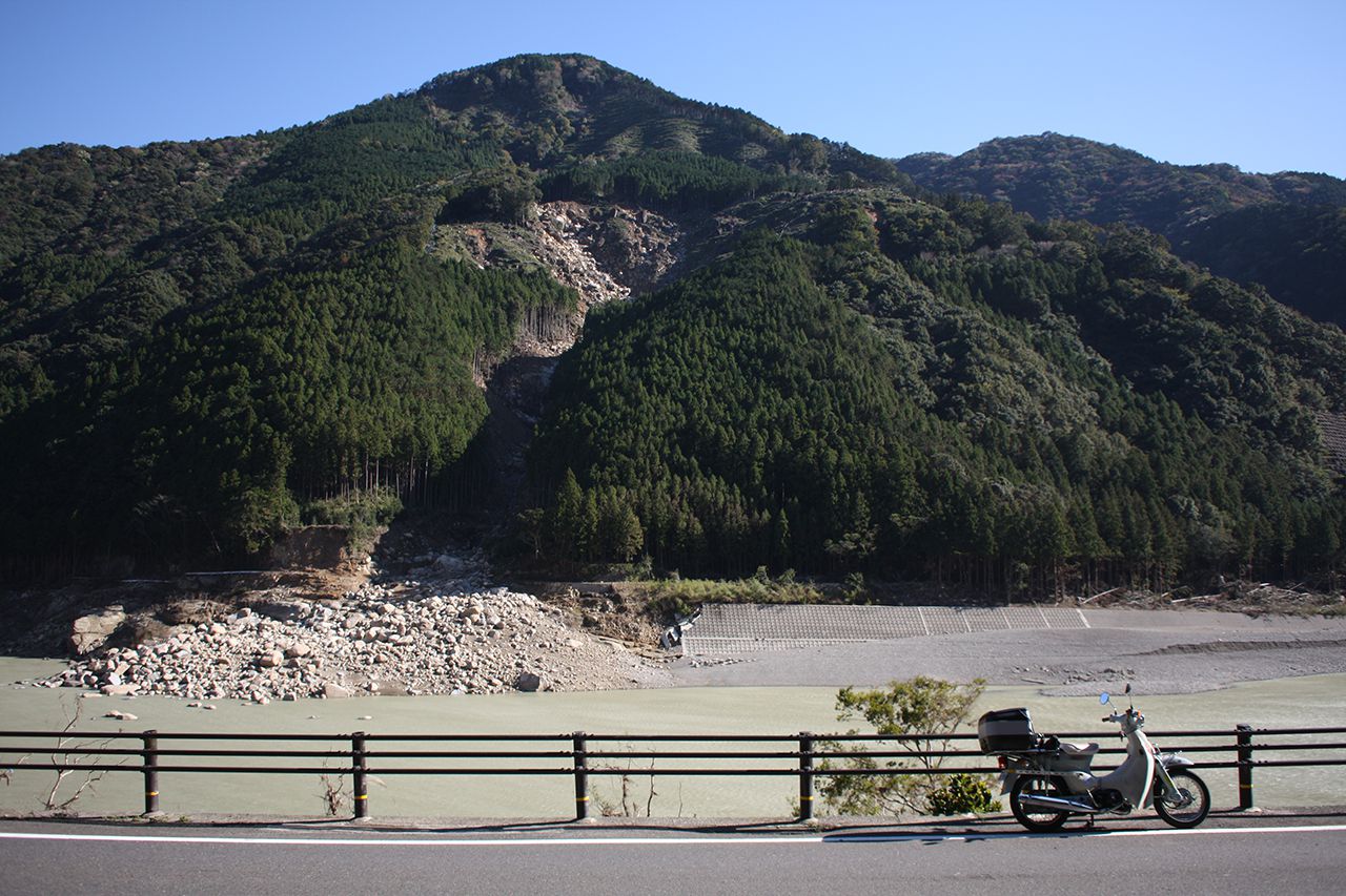 山が崩れ道を塞いでいる