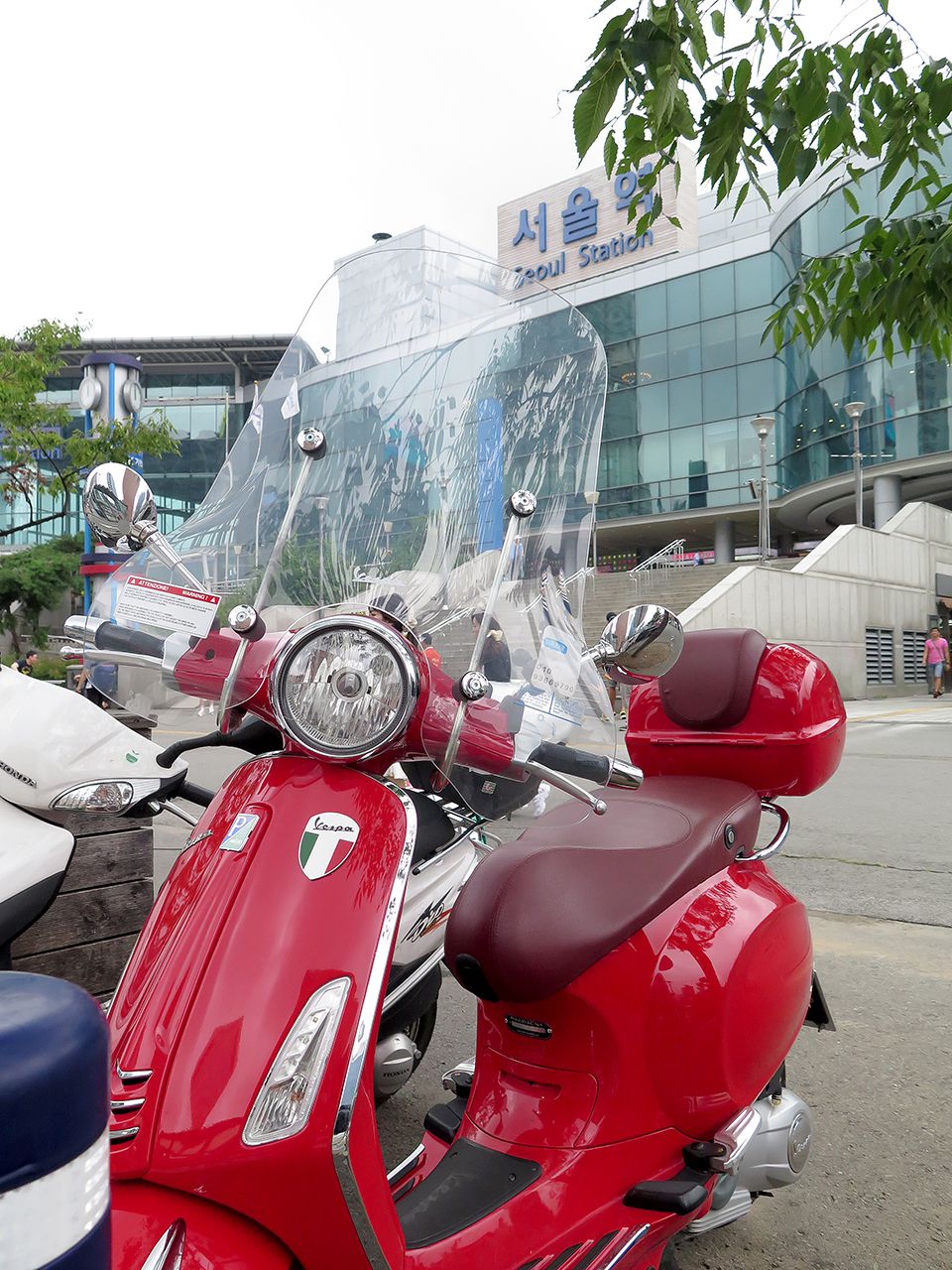 ソウル駅前に駐車しているベスパ