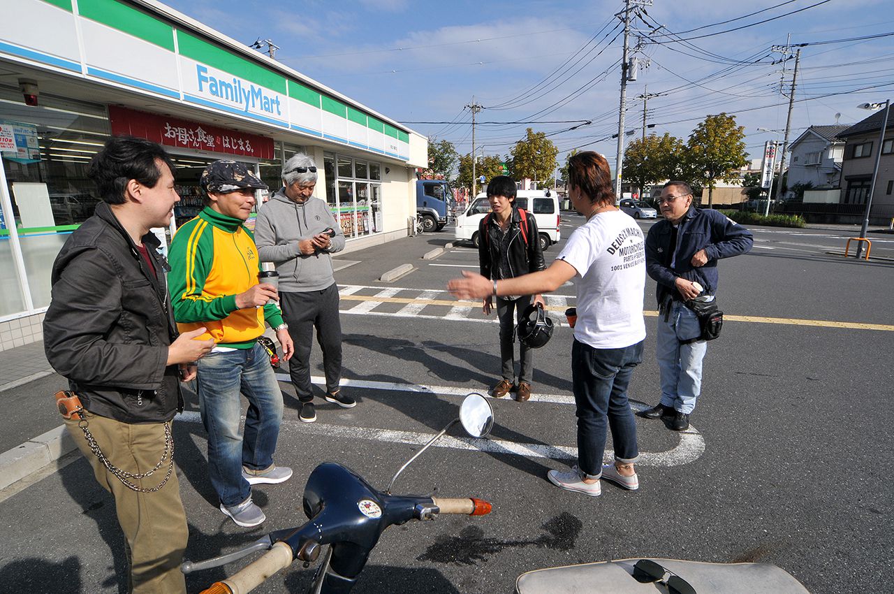 コンビニ駐車場