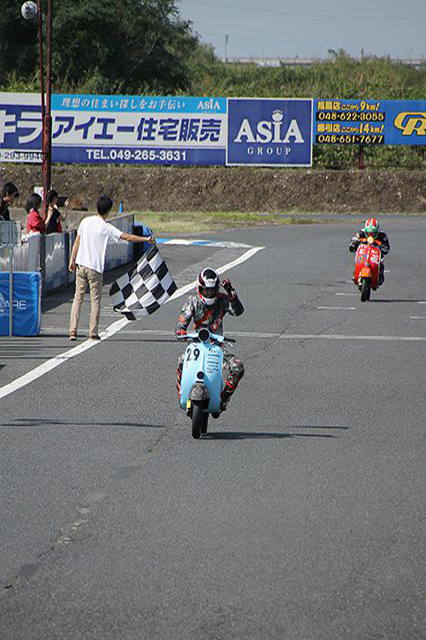 トップチェッカーでガッツポーズをキメる#29福嶋選手！