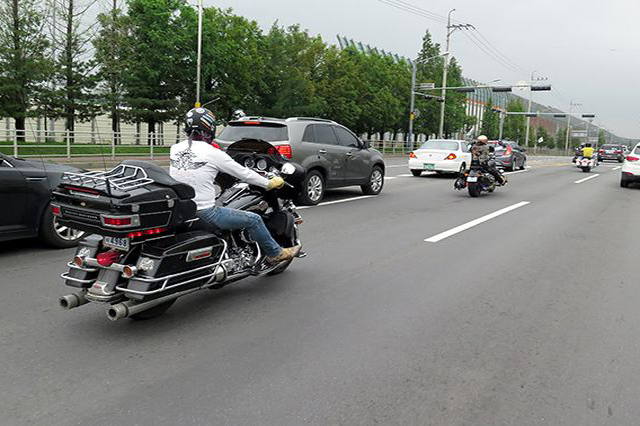 アメリカンバイクでツーリングを楽しむグループ