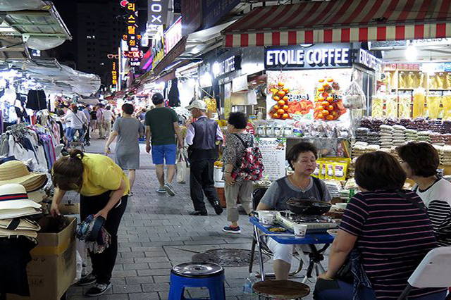 市場街明洞（ミョンドン）