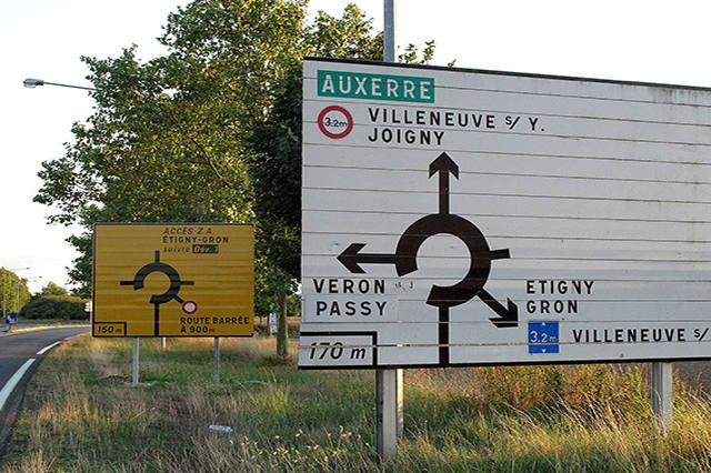 フランスの道路表示板 ロータリー