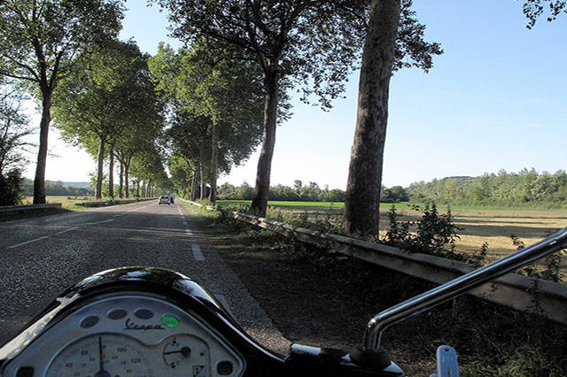 フランスの車道を走るベスパ