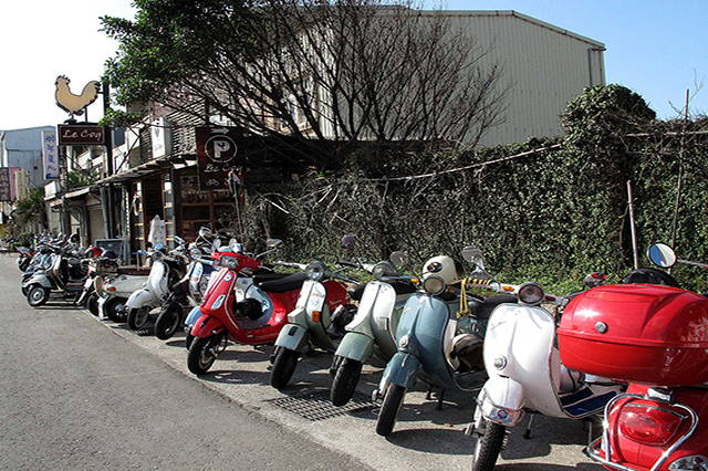 Le Coqというお店に停まっている新旧べスパ