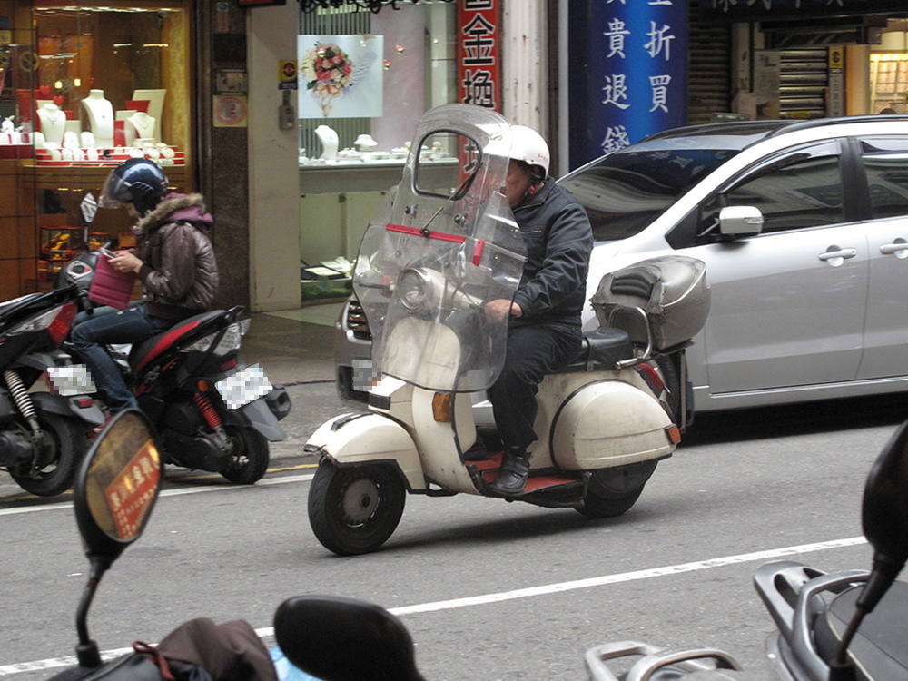 台湾で古いべスパが走行している様子