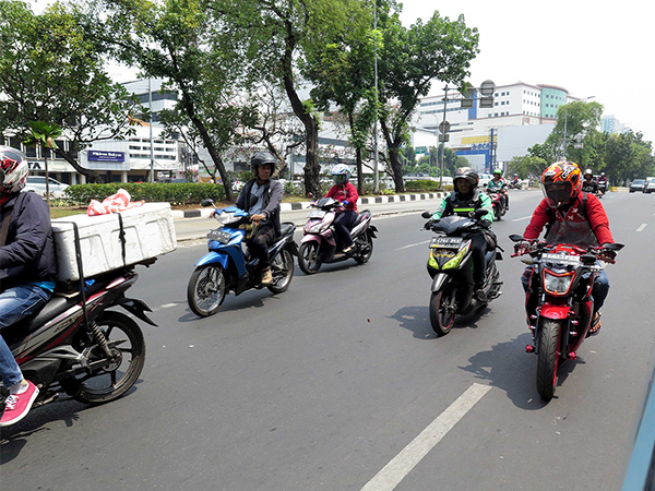 ジャカルタ中心部の主要道路を走るバイク群