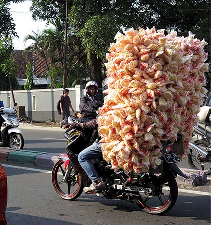 クルプックを大量に運ぶバイク