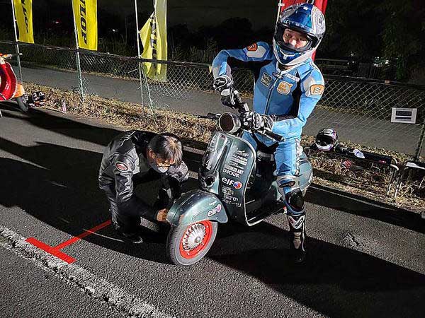 こちらを見る青いライダー