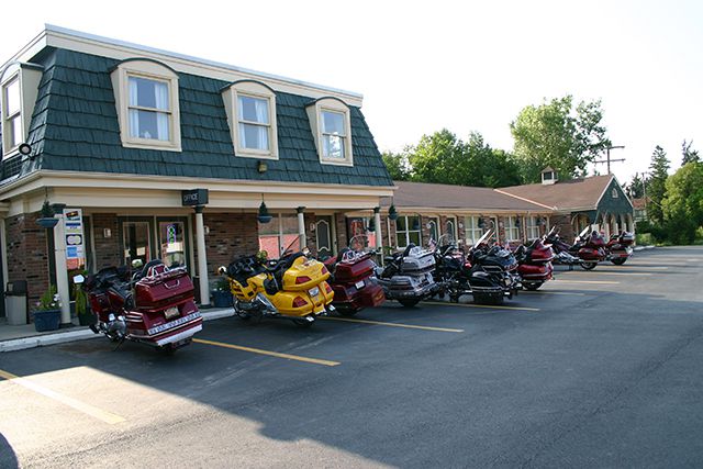 モーテルの駐車場に並んだバイク群
