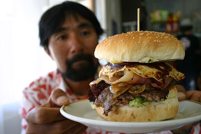 巨大なステーキバーガー