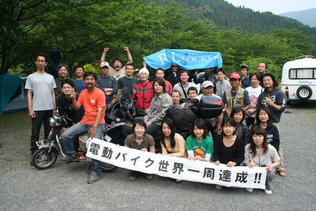秋葉神社キャンプ場に集ってくれたみんなと一緒に記念撮影